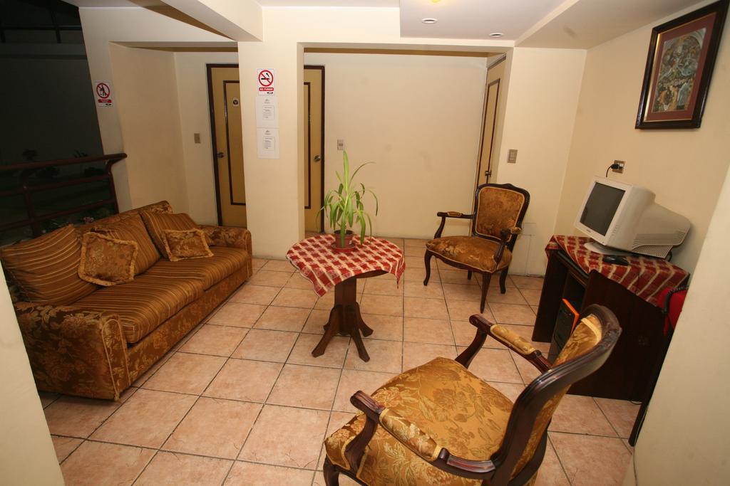 Hotel Puerta De Alcala ヴァルパライソ エクステリア 写真